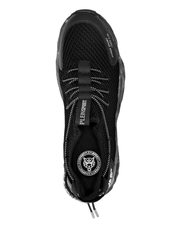 Runner Sneaker Tiger Attack//Gen.x.04 Hyper Sport//Gen.X.04 Laufschuhe wurden entwickelt, um Ihnen zu helfen, dank High-Tech-Materialien und dem gewohnten Stil von Plein Sport über Ihre Grenzen hinauszugehen. Atmungsaktives und ergonomisches Mesh-Obermaterial zum Hineinschlüpfen Stop-Cord-Schnürsenkel, die um den Knöchel verlaufen Gummierter Tiger-Patch auf der Zunge Logo-Riemen an der Fersenkappe, der an der Zuglasche befestigt ist Ultra stoßdämpfende, ultraleichte High-Tech-Zwischensohle Rillen-Außensohle für optimalen Grip Passende farbige Nähte Herausnehmbares Fußbett