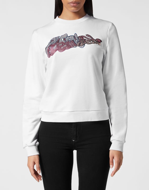 Define su estilo con un toque de personalidad. Eche un vistazo a este jersey de cuello redondo de tejido polar con detalles distintivos.   Suave forro polar de algodón  Estampado Bombing Graffiti multicolor con pedrería en la parte delantera   Hexágono de PP sobre una insignia de cuero saffian cosida en el canesú   Dobladillos de punto acanalado.   Ajuste: Regular