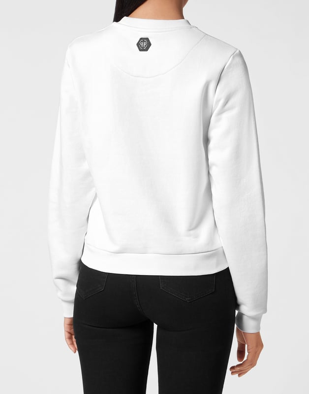 Define su estilo con un toque de personalidad. Eche un vistazo a este jersey de cuello redondo de tejido polar con detalles distintivos.   Suave forro polar de algodón  Estampado Bombing Graffiti multicolor con pedrería en la parte delantera   Hexágono de PP sobre una insignia de cuero saffian cosida en el canesú   Dobladillos de punto acanalado.   Ajuste: Regular