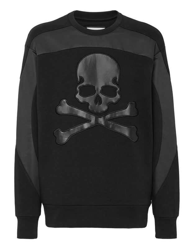 Mire lo original que es este jersey de cuello redondo de felpa de algodón decorado con el icónico Skull&bones de cuero sintético y aplicaciones en contraste. El hexágono de PP en un parche de cuero saffiano está cosido en el canesú. Dobladillos en punto de canalé.