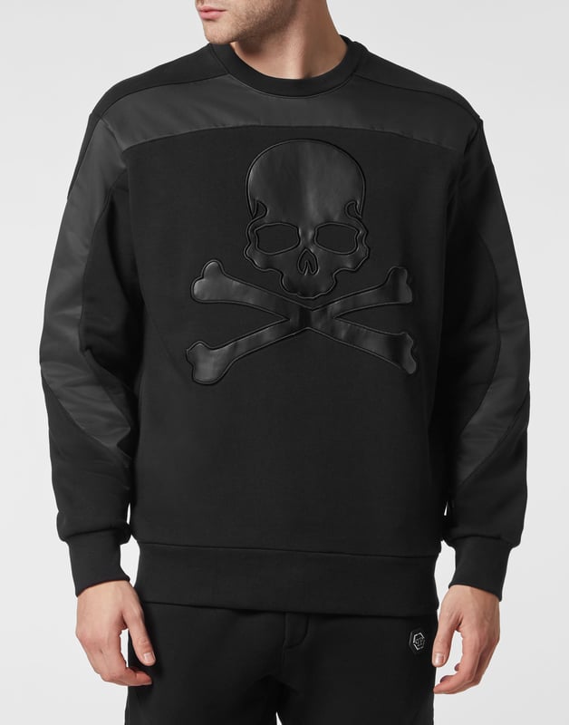 Mire lo original que es este jersey de cuello redondo de felpa de algodón decorado con el icónico Skull&bones de cuero sintético y aplicaciones en contraste. El hexágono de PP en un parche de cuero saffiano está cosido en el canesú. Dobladillos en punto de canalé.