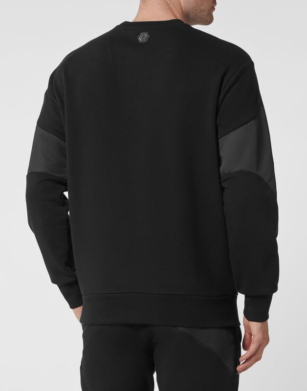 Mire lo original que es este jersey de cuello redondo de felpa de algodón decorado con el icónico Skull&bones de cuero sintético y aplicaciones en contraste. El hexágono de PP en un parche de cuero saffiano está cosido en el canesú. Dobladillos en punto de canalé.