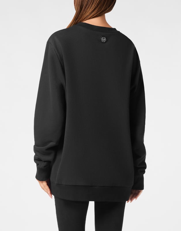 Define your style with a dash of personality. Check out this fleece sweatshirt with distinctive details.   Soft cotton fleece   Rhinestones application   Logoed patch sewn at back   Rib knit hems   Fit: Oversize