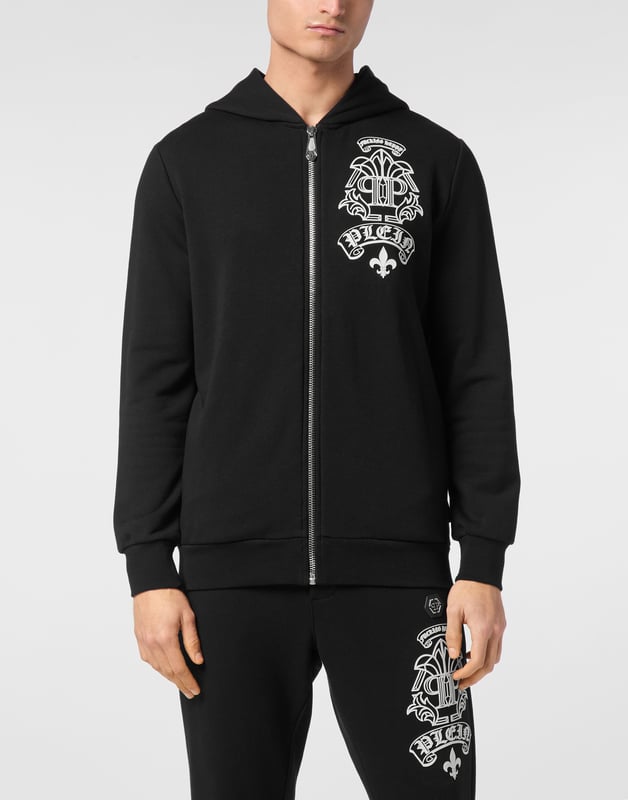 Discover the originality of this hoodie jacket made from a cotton-blend fleece, featuring padded inserts and details.   Soft cotton-blend fleece     Pattern printed at left chest     Zip fastening   Two slit pockets     Logo patch sewn on the hood     Rib knit hems   Fit: Regular