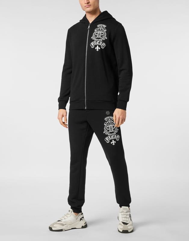 Discover the originality of this hoodie jacket made from a cotton-blend fleece, featuring padded inserts and details.   Soft cotton-blend fleece     Pattern printed at left chest     Zip fastening   Two slit pockets     Logo patch sewn on the hood     Rib knit hems   Fit: Regular