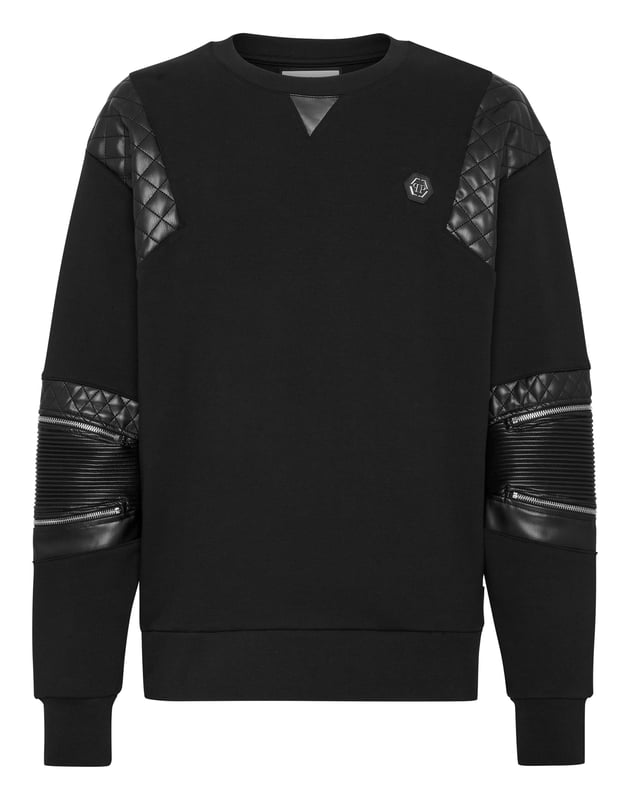 Mire lo original que es este jersey de cuello redondo de felpa de algodón decorado con aplicaciones de cuero sintético acolchado y cremalleras. El hexágono de PP en un parche de cuero saffiano está cosido en el lado izquierdo del pecho. Dobladillos en punto de canalé.