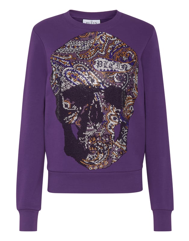 Originalität und Stil können auch in einem Jogging-Pullover mit Rundhalsausschnitt gefunden werden. Sehen Sie sich diese Version aus Baumwollfleece an, die mit... Erfahren Sie mehr.    Weiches Baumwoll-Fleece   Der kultige Paisley-Strassstein-Totenkopf auf der Vorderseite   Markenprint im Gothic-Stil auf der Passe   Rippstrickbündchen