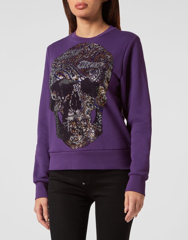 Originalität und Stil können auch in einem Jogging-Pullover mit Rundhalsausschnitt gefunden werden. Sehen Sie sich diese Version aus Baumwollfleece an, die mit... Erfahren Sie mehr.    Weiches Baumwoll-Fleece   Der kultige Paisley-Strassstein-Totenkopf auf der Vorderseite   Markenprint im Gothic-Stil auf der Passe   Rippstrickbündchen