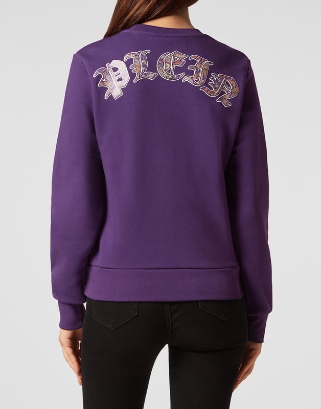 Originalität und Stil können auch in einem Jogging-Pullover mit Rundhalsausschnitt gefunden werden. Sehen Sie sich diese Version aus Baumwollfleece an, die mit... Erfahren Sie mehr.    Weiches Baumwoll-Fleece   Der kultige Paisley-Strassstein-Totenkopf auf der Vorderseite   Markenprint im Gothic-Stil auf der Passe   Rippstrickbündchen