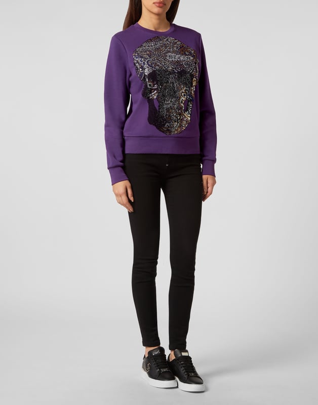 Originalität und Stil können auch in einem Jogging-Pullover mit Rundhalsausschnitt gefunden werden. Sehen Sie sich diese Version aus Baumwollfleece an, die mit... Erfahren Sie mehr.    Weiches Baumwoll-Fleece   Der kultige Paisley-Strassstein-Totenkopf auf der Vorderseite   Markenprint im Gothic-Stil auf der Passe   Rippstrickbündchen