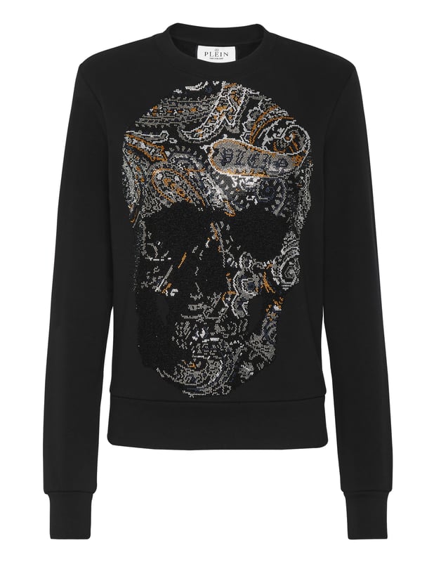 La originalidad y el estilo también se encuentran en un jersey de jogging de cuello redondo. Echa un vistazo a esta versión de forro polar de algodón decorada con... Más información.    Suave forro polar de algodón   La icónica calavera con pedrería Paisley en la parte delantera   Estampado Brand de estilo gótico en el canesú   Dobladillos de punto elástico
