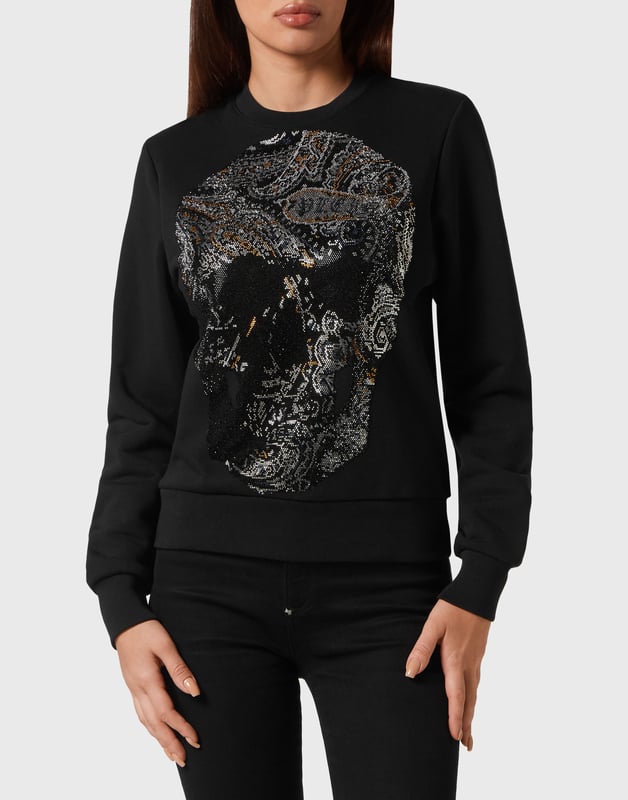 La originalidad y el estilo también se encuentran en un jersey de jogging de cuello redondo. Echa un vistazo a esta versión de forro polar de algodón decorada con... Más información.    Suave forro polar de algodón   La icónica calavera con pedrería Paisley en la parte delantera   Estampado Brand de estilo gótico en el canesú   Dobladillos de punto elástico