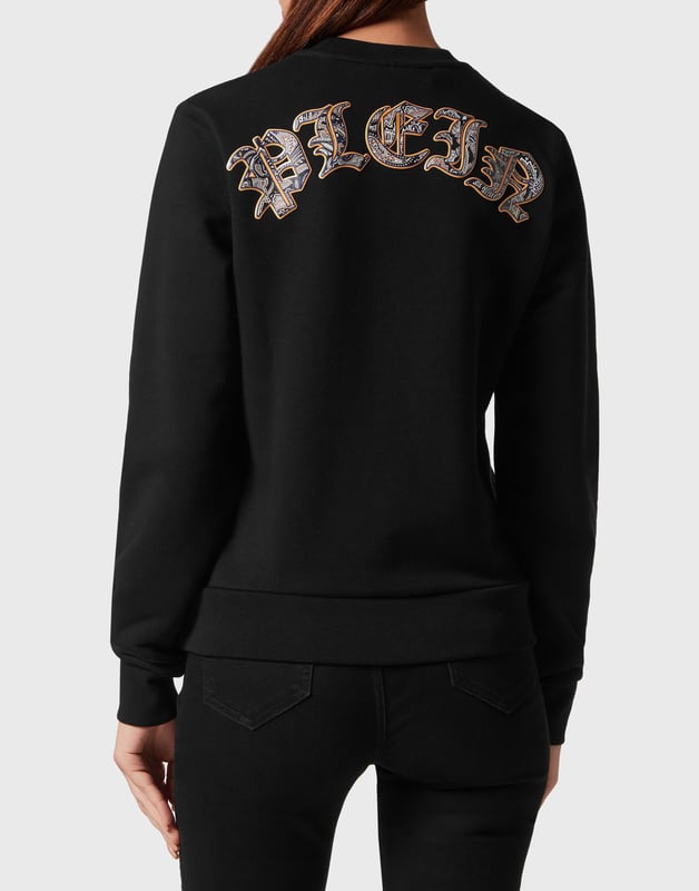La originalidad y el estilo también se encuentran en un jersey de jogging de cuello redondo. Echa un vistazo a esta versión de forro polar de algodón decorada con... Más información.    Suave forro polar de algodón   La icónica calavera con pedrería Paisley en la parte delantera   Estampado Brand de estilo gótico en el canesú   Dobladillos de punto elástico