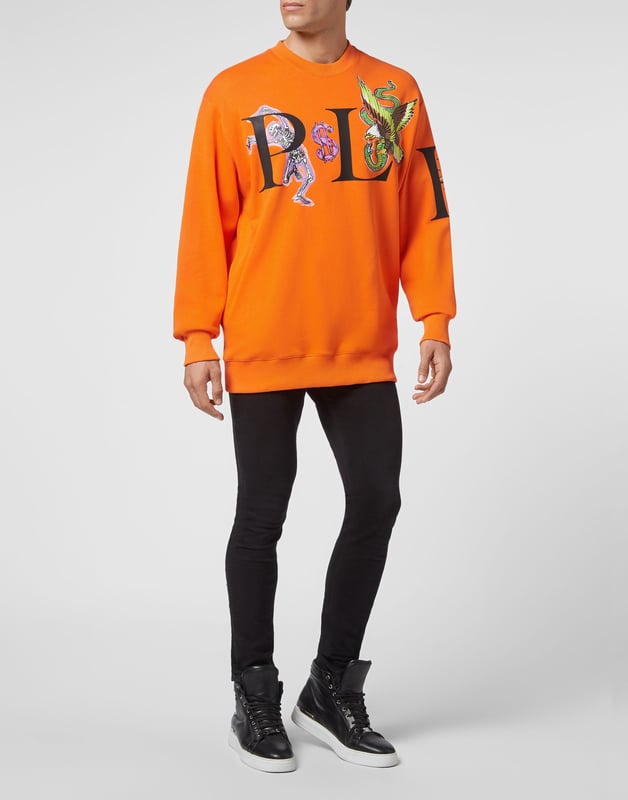 Hype up your look with this original cotton fleece crewneck. The brand’s iconic lettering is here printed with a Tattoo style. A saffian leather patch bearing the PP Hexagon is sewn on the yoke. Rib knit hems.