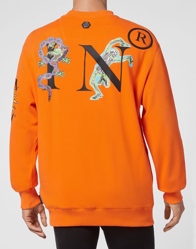Hype up your look with this original cotton fleece crewneck. The brand’s iconic lettering is here printed with a Tattoo style. A saffian leather patch bearing the PP Hexagon is sewn on the yoke. Rib knit hems.