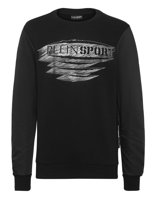 Personaliza tu tiempo activo con este polar de cuello redondo. Unos pocos elementos gráficos bastan para definir el estilo de Plein Sport. Mira lo que hemos creado para esta temporada.   Forro polar de mezcla de algodón con forro de gasa   Mangas de nailon   La icónica marca está impresa en la parte delantera   Parche engomado cosido en el canesú   Dobladillos de punto elástico.