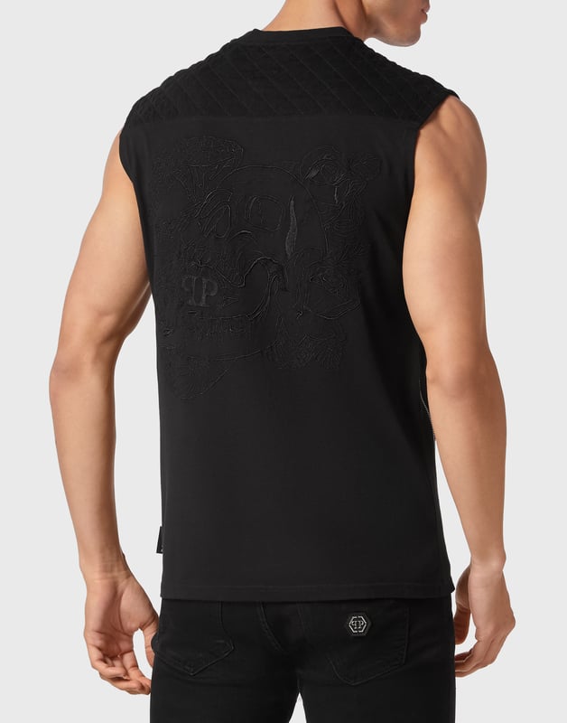 Añada un toque de originalidad a sus conjuntos informales con este top sin mangas de algodón. Fíjese en los detalles.   Jersey de algodón   Detalles acolchados en los hombros   Skull&Roses bordado en la espalda   Dos cremalleras cosidas en diagonal en los laterales   Hexágono de PP en un parche de cuero saffiano cosido en el pecho izquierdo   Cuello de punto elástico   Costura a dos agujas