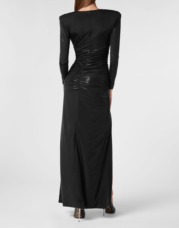 Mit diesem langärmeligen Lamé-Abendkleid verleihen Sie Ihrem Look einen Hauch von Sexy.   Hochglänzendes Stretch-Lamé   Tief ausgeschnittener Ausschnitt an der Taille   Drapierung   Gepolsterte Schultern   Offener Rücken   Unsichtbarer Reißverschluss in der hinteren Mitte   Hoher Seitenschlitz