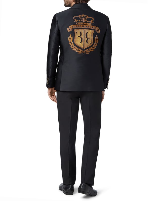 Special events need a dash of originality, like this single button evening jacket. It is made of viscose satin and acetate and decorated with the brand's iconic coat-of-arms embroidered on the back. Satin peak lapel and on pockets' flaps. Satin lined buttons with the brand's metal coat-of-arms. Two slits on the back. Inner lining.