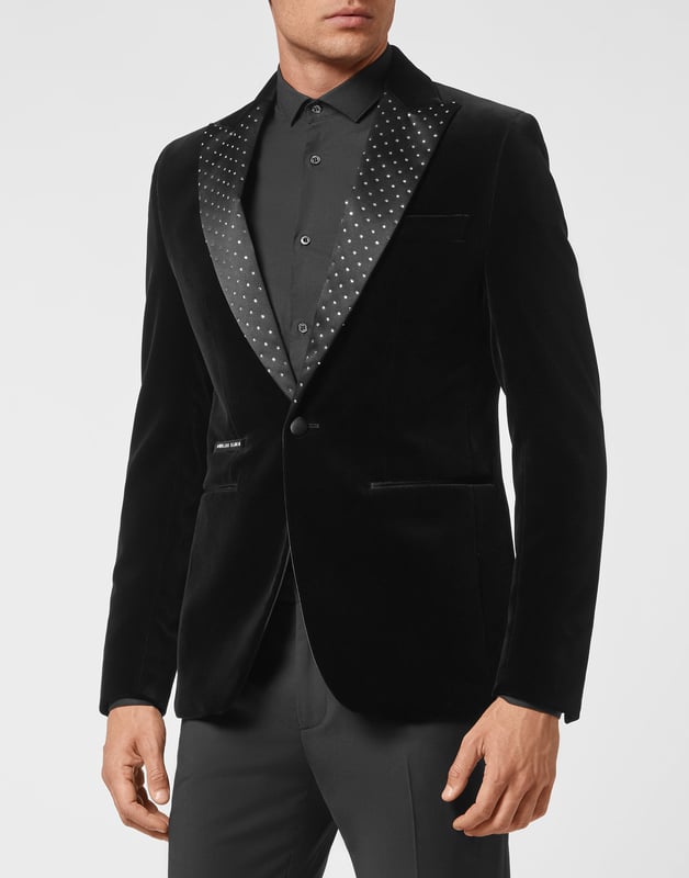 mit Schmucksteinen  Lust auf einen Glam-Look? Dann empfehlen wir Ihnen diesen Abendblazer aus Baumwollsamt mit einem Revers, das mit Strassstein-Applikationen verziert ist. Entdecken Sie unsere liebevollen Details, wie die Satinverzierungen. Schlitztaschen. Doppelter Schlitz. Innenfutter aus Satin mit Logo.