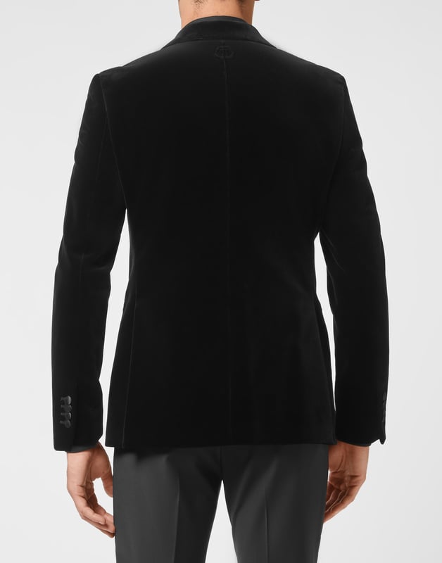 mit Schmucksteinen  Lust auf einen Glam-Look? Dann empfehlen wir Ihnen diesen Abendblazer aus Baumwollsamt mit einem Revers, das mit Strassstein-Applikationen verziert ist. Entdecken Sie unsere liebevollen Details, wie die Satinverzierungen. Schlitztaschen. Doppelter Schlitz. Innenfutter aus Satin mit Logo.