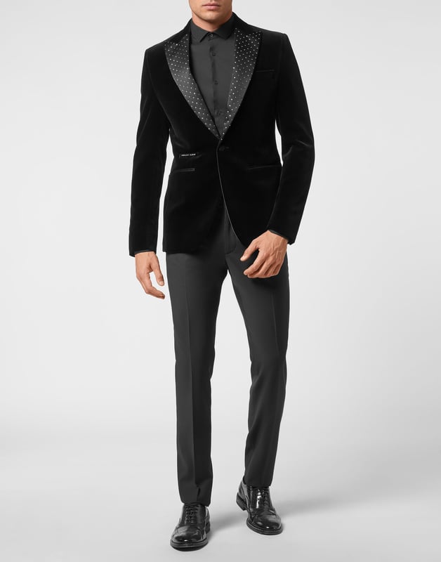 mit Schmucksteinen  Lust auf einen Glam-Look? Dann empfehlen wir Ihnen diesen Abendblazer aus Baumwollsamt mit einem Revers, das mit Strassstein-Applikationen verziert ist. Entdecken Sie unsere liebevollen Details, wie die Satinverzierungen. Schlitztaschen. Doppelter Schlitz. Innenfutter aus Satin mit Logo.