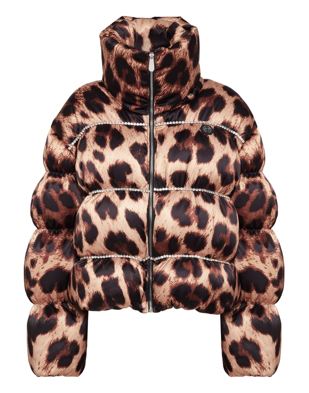 Deze jas is perfect voor wie het toppunt van stijl en comfort wil, en belooft het kroonjuweel van je wintercollectie te worden. Of je nu uitgaat voor een avondje in de stad of een retraite in de bergen bijwoont, met de Nylon Oversized Down Jacket in Leopard ben je altijd in de mode.   Eigenschappen:   Premium Nylon Materiaal: Gebouwd voor duurzaamheid en elegantie, onze hoge kwaliteit nylon zorgt ervoor dat u comfortabel blijft zonder afbreuk te doen aan stijl.   Oversized Comfort: De ruime pasvorm biedt een modern silhouet terwijl het ongeëvenaarde warmte biedt tijdens de koude maanden.   Opvallende luipaardprint: Een symbool van luxe, het luipaardprintontwerp zorgt ervoor dat u opvalt en een statement maakt waar u ook gaat.   Vederlichte donsvulling: Voel de omarming van de natuur met onze ethisch gewonnen donsvulling, die superieure isolatie biedt zonder de bulk.