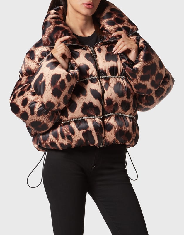 Deze jas is perfect voor wie het toppunt van stijl en comfort wil, en belooft het kroonjuweel van je wintercollectie te worden. Of je nu uitgaat voor een avondje in de stad of een retraite in de bergen bijwoont, met de Nylon Oversized Down Jacket in Leopard ben je altijd in de mode.   Eigenschappen:   Premium Nylon Materiaal: Gebouwd voor duurzaamheid en elegantie, onze hoge kwaliteit nylon zorgt ervoor dat u comfortabel blijft zonder afbreuk te doen aan stijl.   Oversized Comfort: De ruime pasvorm biedt een modern silhouet terwijl het ongeëvenaarde warmte biedt tijdens de koude maanden.   Opvallende luipaardprint: Een symbool van luxe, het luipaardprintontwerp zorgt ervoor dat u opvalt en een statement maakt waar u ook gaat.   Vederlichte donsvulling: Voel de omarming van de natuur met onze ethisch gewonnen donsvulling, die superieure isolatie biedt zonder de bulk.