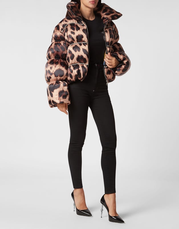 Deze jas is perfect voor wie het toppunt van stijl en comfort wil, en belooft het kroonjuweel van je wintercollectie te worden. Of je nu uitgaat voor een avondje in de stad of een retraite in de bergen bijwoont, met de Nylon Oversized Down Jacket in Leopard ben je altijd in de mode.   Eigenschappen:   Premium Nylon Materiaal: Gebouwd voor duurzaamheid en elegantie, onze hoge kwaliteit nylon zorgt ervoor dat u comfortabel blijft zonder afbreuk te doen aan stijl.   Oversized Comfort: De ruime pasvorm biedt een modern silhouet terwijl het ongeëvenaarde warmte biedt tijdens de koude maanden.   Opvallende luipaardprint: Een symbool van luxe, het luipaardprintontwerp zorgt ervoor dat u opvalt en een statement maakt waar u ook gaat.   Vederlichte donsvulling: Voel de omarming van de natuur met onze ethisch gewonnen donsvulling, die superieure isolatie biedt zonder de bulk.