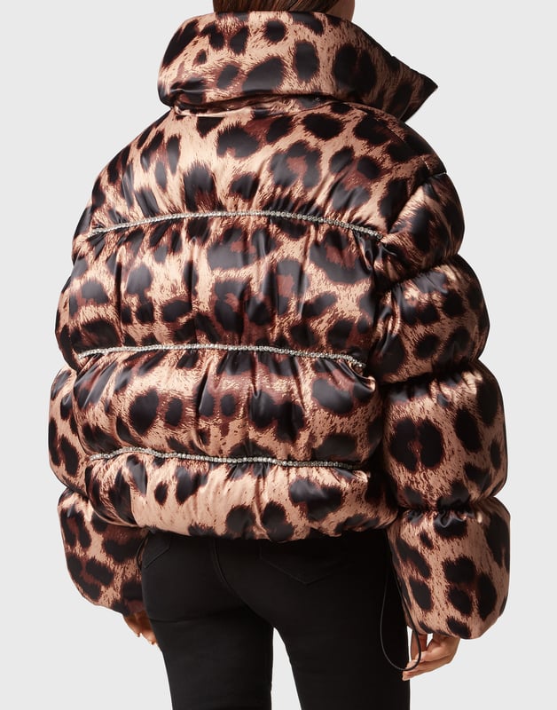 Deze jas is perfect voor wie het toppunt van stijl en comfort wil, en belooft het kroonjuweel van je wintercollectie te worden. Of je nu uitgaat voor een avondje in de stad of een retraite in de bergen bijwoont, met de Nylon Oversized Down Jacket in Leopard ben je altijd in de mode.   Eigenschappen:   Premium Nylon Materiaal: Gebouwd voor duurzaamheid en elegantie, onze hoge kwaliteit nylon zorgt ervoor dat u comfortabel blijft zonder afbreuk te doen aan stijl.   Oversized Comfort: De ruime pasvorm biedt een modern silhouet terwijl het ongeëvenaarde warmte biedt tijdens de koude maanden.   Opvallende luipaardprint: Een symbool van luxe, het luipaardprintontwerp zorgt ervoor dat u opvalt en een statement maakt waar u ook gaat.   Vederlichte donsvulling: Voel de omarming van de natuur met onze ethisch gewonnen donsvulling, die superieure isolatie biedt zonder de bulk.