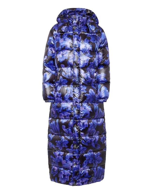 Als je van een sportieve look houdt zonder in te leveren op stijl, dan raden we je deze extra lange gewatteerde nylon jas met capuchon aan.   Gewatteerd hoogglanzend nylon met bloemenprint   Gewatteerde dons   Trekkoord met stopkoord op afneembare capuchon   PP Hexagon op een saffiaanleren patch op de linkerborst   MA-1 zak   Sluiting aan de voorkant afgewerkt met drukknopen en verborgen ritssluiting   Twee steekzakken met verborgen ritssluiting   Voering van metallic stof