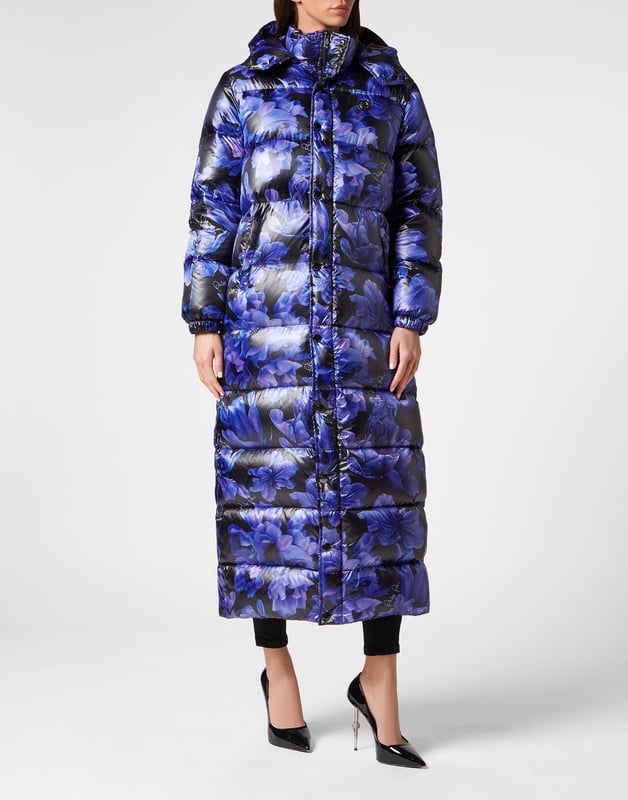 Als je van een sportieve look houdt zonder in te leveren op stijl, dan raden we je deze extra lange gewatteerde nylon jas met capuchon aan.   Gewatteerd hoogglanzend nylon met bloemenprint   Gewatteerde dons   Trekkoord met stopkoord op afneembare capuchon   PP Hexagon op een saffiaanleren patch op de linkerborst   MA-1 zak   Sluiting aan de voorkant afgewerkt met drukknopen en verborgen ritssluiting   Twee steekzakken met verborgen ritssluiting   Voering van metallic stof