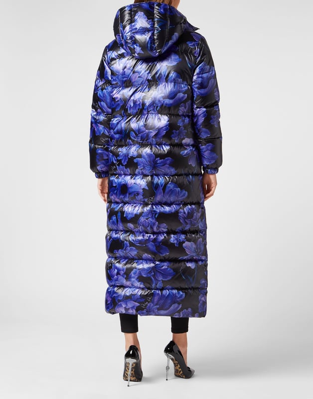 Als je van een sportieve look houdt zonder in te leveren op stijl, dan raden we je deze extra lange gewatteerde nylon jas met capuchon aan.   Gewatteerd hoogglanzend nylon met bloemenprint   Gewatteerde dons   Trekkoord met stopkoord op afneembare capuchon   PP Hexagon op een saffiaanleren patch op de linkerborst   MA-1 zak   Sluiting aan de voorkant afgewerkt met drukknopen en verborgen ritssluiting   Twee steekzakken met verborgen ritssluiting   Voering van metallic stof