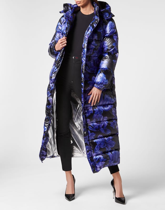 Als je van een sportieve look houdt zonder in te leveren op stijl, dan raden we je deze extra lange gewatteerde nylon jas met capuchon aan.   Gewatteerd hoogglanzend nylon met bloemenprint   Gewatteerde dons   Trekkoord met stopkoord op afneembare capuchon   PP Hexagon op een saffiaanleren patch op de linkerborst   MA-1 zak   Sluiting aan de voorkant afgewerkt met drukknopen en verborgen ritssluiting   Twee steekzakken met verborgen ritssluiting   Voering van metallic stof