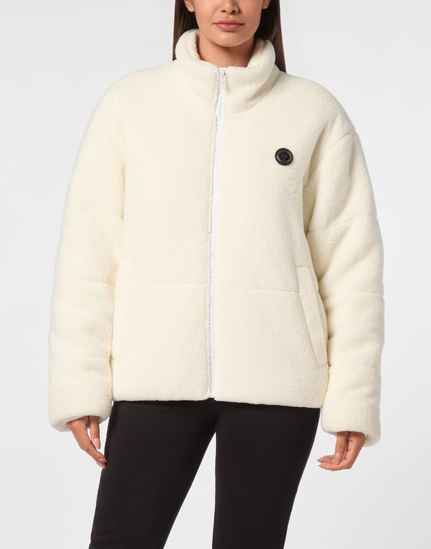 Check out this padded and insulating jacket suited for after-training. Warm, light and optimal protection.   Padded and quilted synthetic fur    Rubberized patch sewn at left chest   Zipper on front    Two slit pockets   Elastic hems   Inner lining   Synthetic insulation