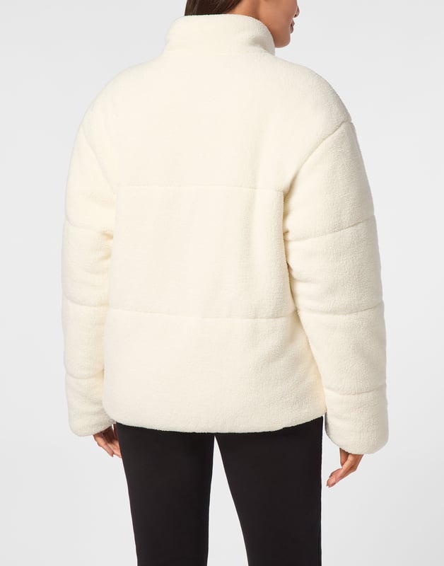 Check out this padded and insulating jacket suited for after-training. Warm, light and optimal protection.   Padded and quilted synthetic fur    Rubberized patch sewn at left chest   Zipper on front    Two slit pockets   Elastic hems   Inner lining   Synthetic insulation