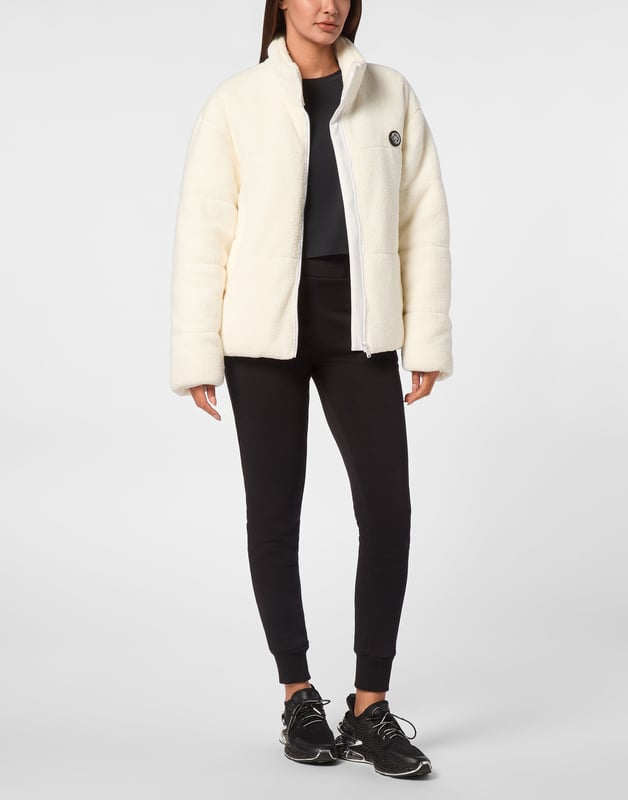 Check out this padded and insulating jacket suited for after-training. Warm, light and optimal protection.   Padded and quilted synthetic fur    Rubberized patch sewn at left chest   Zipper on front    Two slit pockets   Elastic hems   Inner lining   Synthetic insulation