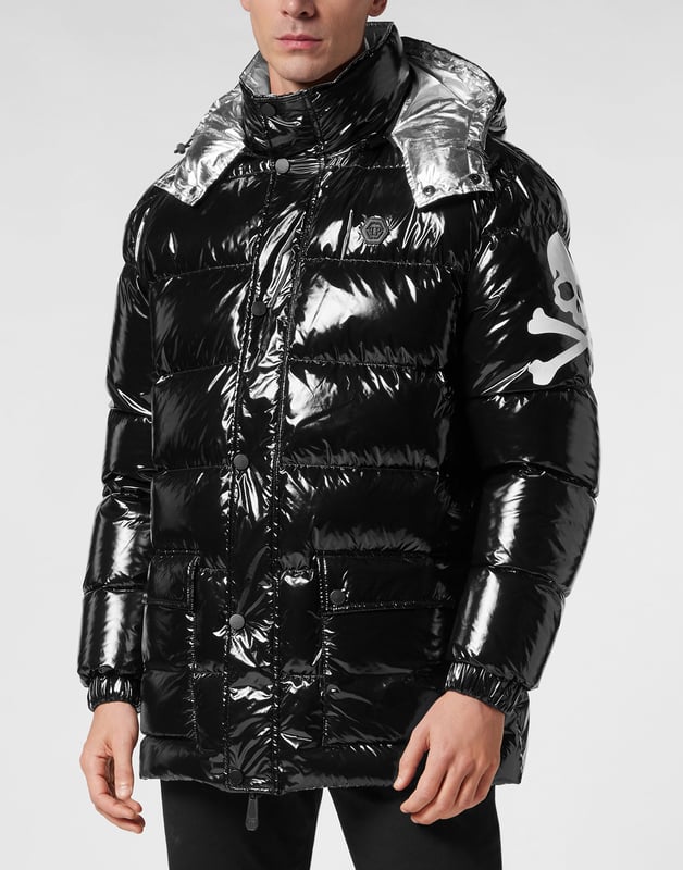 ¿Le va el look deportivo pero no quiere renunciar al estilo? Entonces le recomendamos esta chaqueta de plumón de nailon con detalles definidos.   Plumón de nailon de alto brillo.   Estampado Skull&Bones en la manga izquierda   Capucha extraíble   Hexágono de PP en un parche de cuero saffiano cosido en el pecho izquierdo    Puños elásticos   Tapeta con cremallera oculta   Dos bolsillos de parche con solapa y botón de presión   Cordón de ajuste con tope en el dobladillo inferior   Forro de nailon plateado