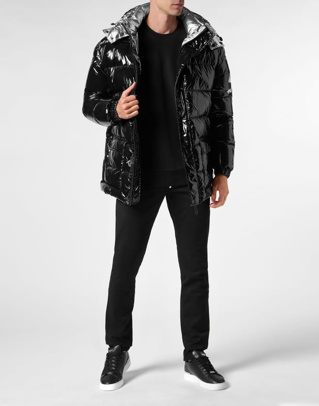 ¿Le va el look deportivo pero no quiere renunciar al estilo? Entonces le recomendamos esta chaqueta de plumón de nailon con detalles definidos.   Plumón de nailon de alto brillo.   Estampado Skull&Bones en la manga izquierda   Capucha extraíble   Hexágono de PP en un parche de cuero saffiano cosido en el pecho izquierdo    Puños elásticos   Tapeta con cremallera oculta   Dos bolsillos de parche con solapa y botón de presión   Cordón de ajuste con tope en el dobladillo inferior   Forro de nailon plateado