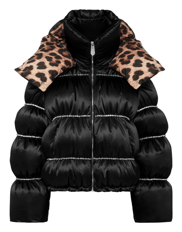 mit Schmucksteinen  Wir haben Sport und Glamour in einem Kleidungsstück vereint, das Ihre Persönlichkeit perfekt zum Ausdruck bringt. Entdecken Sie diese hochglänzende, wattierte Nylon-Daunenjacke mit markanten Details.   Gesteppter und mit Juwelen besetzter Nylonsatin   Abnehmbare Kapuze   Reißverschluss   Zwei Eingrifftaschen mit Reißverschluss    Elastische Bündchen an Ärmeln und Saum   Geflecktes Stofffutter