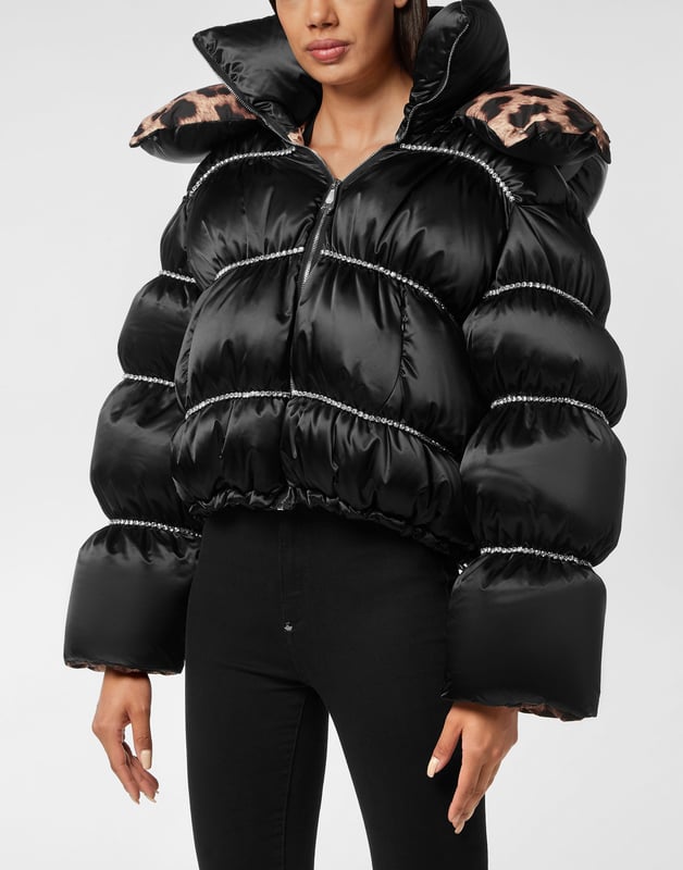 mit Schmucksteinen  Wir haben Sport und Glamour in einem Kleidungsstück vereint, das Ihre Persönlichkeit perfekt zum Ausdruck bringt. Entdecken Sie diese hochglänzende, wattierte Nylon-Daunenjacke mit markanten Details.   Gesteppter und mit Juwelen besetzter Nylonsatin   Abnehmbare Kapuze   Reißverschluss   Zwei Eingrifftaschen mit Reißverschluss    Elastische Bündchen an Ärmeln und Saum   Geflecktes Stofffutter