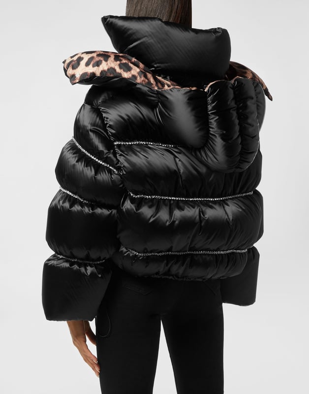 mit Schmucksteinen  Wir haben Sport und Glamour in einem Kleidungsstück vereint, das Ihre Persönlichkeit perfekt zum Ausdruck bringt. Entdecken Sie diese hochglänzende, wattierte Nylon-Daunenjacke mit markanten Details.   Gesteppter und mit Juwelen besetzter Nylonsatin   Abnehmbare Kapuze   Reißverschluss   Zwei Eingrifftaschen mit Reißverschluss    Elastische Bündchen an Ärmeln und Saum   Geflecktes Stofffutter