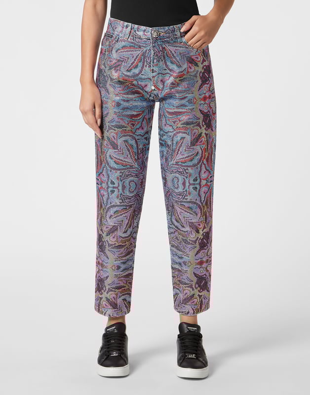 mit Schmucksteinen  Sie wollen auffallen? Dann empfehlen wir Ihnen diese steingewaschene 5-Taschen-Hose aus Denim mit einzigartigen und wertvollen Details. Erfahren Sie mehr.                                                                Steingewaschener Denim mit Kaleidoskop-Druck    Durchgehend farbige Strassstein-Applikationen   PP-Sechseck auf einem auf der rechten Gesäßtasche aufgenähten Saffianleder-Patch   Einzelner Metall-Juwelenknopf   Passform: High Rise Mom