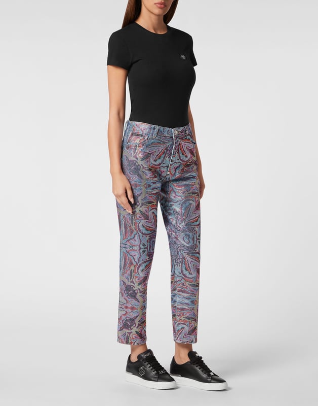 mit Schmucksteinen  Sie wollen auffallen? Dann empfehlen wir Ihnen diese steingewaschene 5-Taschen-Hose aus Denim mit einzigartigen und wertvollen Details. Erfahren Sie mehr.                                                                Steingewaschener Denim mit Kaleidoskop-Druck    Durchgehend farbige Strassstein-Applikationen   PP-Sechseck auf einem auf der rechten Gesäßtasche aufgenähten Saffianleder-Patch   Einzelner Metall-Juwelenknopf   Passform: High Rise Mom