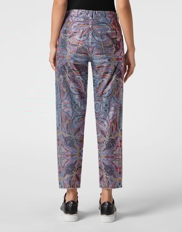 mit Schmucksteinen  Sie wollen auffallen? Dann empfehlen wir Ihnen diese steingewaschene 5-Taschen-Hose aus Denim mit einzigartigen und wertvollen Details. Erfahren Sie mehr.                                                                Steingewaschener Denim mit Kaleidoskop-Druck    Durchgehend farbige Strassstein-Applikationen   PP-Sechseck auf einem auf der rechten Gesäßtasche aufgenähten Saffianleder-Patch   Einzelner Metall-Juwelenknopf   Passform: High Rise Mom