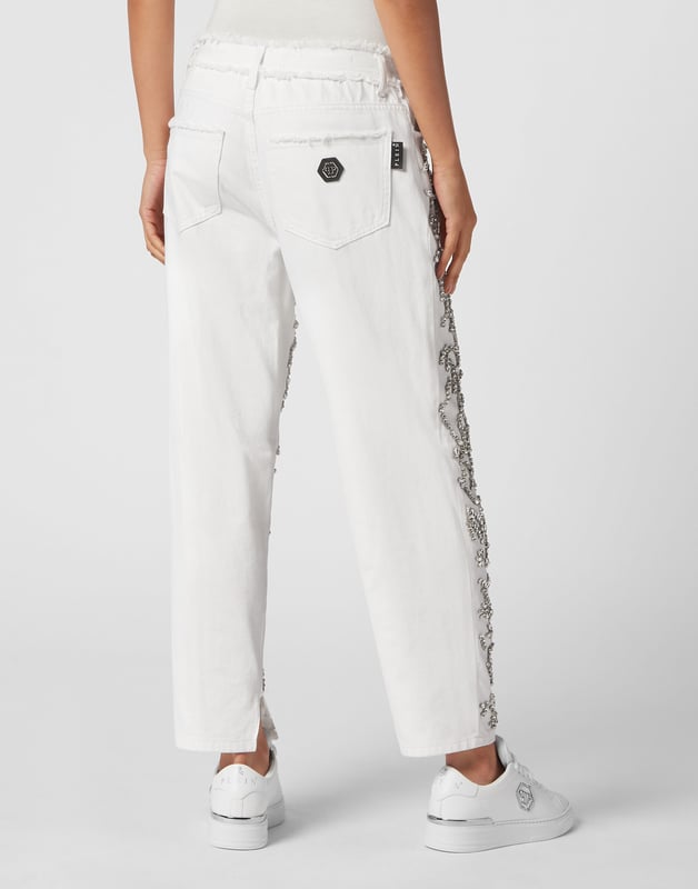 mit Schmucksteinen  Stil und Komfort mit dieser 5-Taschen-Hose aus steingewaschenem Denim in neuer Passform. Erfahren Sie mehr.                                                                Stone Washed Denim mit Abnutzungsspuren und platzierten Rissen   Aufgesetzter Strasssteindekor auf der Vorderseite   Roh geschnittene Bundkanten   PP-Sechseck auf einem aufgenähten Aufnäher aus Saffianleder auf der rechten Gesäßtasche   Einzelner Metall-Juwelenknopf   Passform: Mom