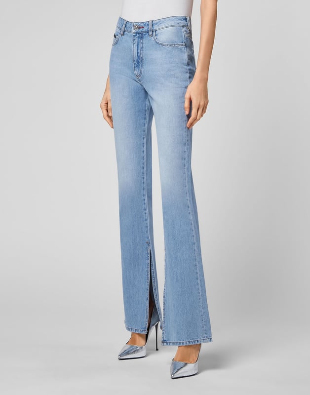 Stretch stone washed denim 5 pocket broek. Enkele metalen knoopsluiting. Het merklabel is achterop de tailleband genaaid. Pasvorm: Flare.