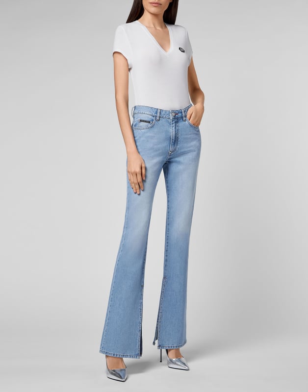 Stretch stone washed denim 5 pocket broek. Enkele metalen knoopsluiting. Het merklabel is achterop de tailleband genaaid. Pasvorm: Flare.