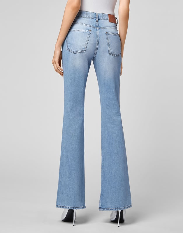 Stretch stone washed denim 5 pocket broek. Enkele metalen knoopsluiting. Het merklabel is achterop de tailleband genaaid. Pasvorm: Flare.
