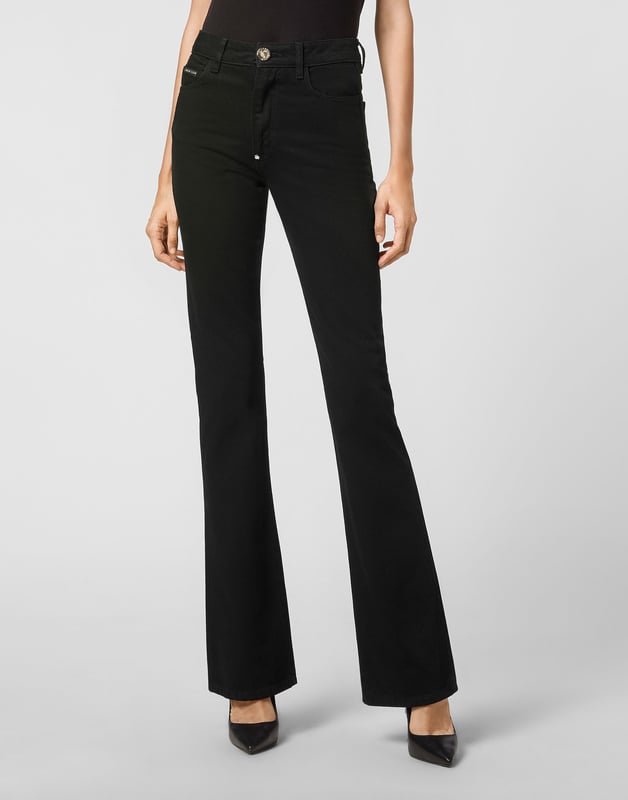 Stretch stone washed denim 5 pocket broek met het lurex borduursel van Skull&Bones op de achterzakken. Enkele metalen knoopsluiting. Pasvorm: High Waist Flare.